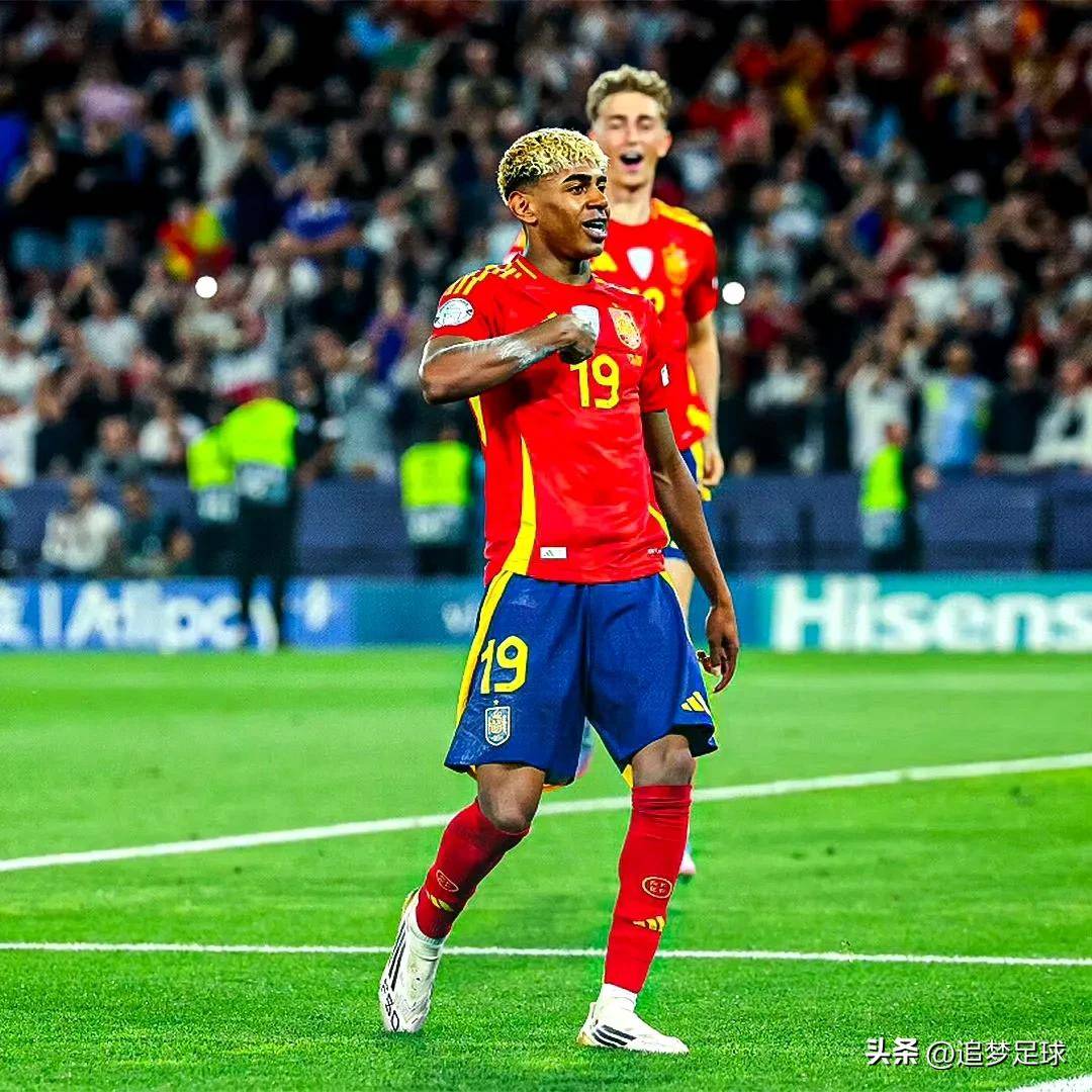 欧国联半决赛天王对决，球迷热血沸腾