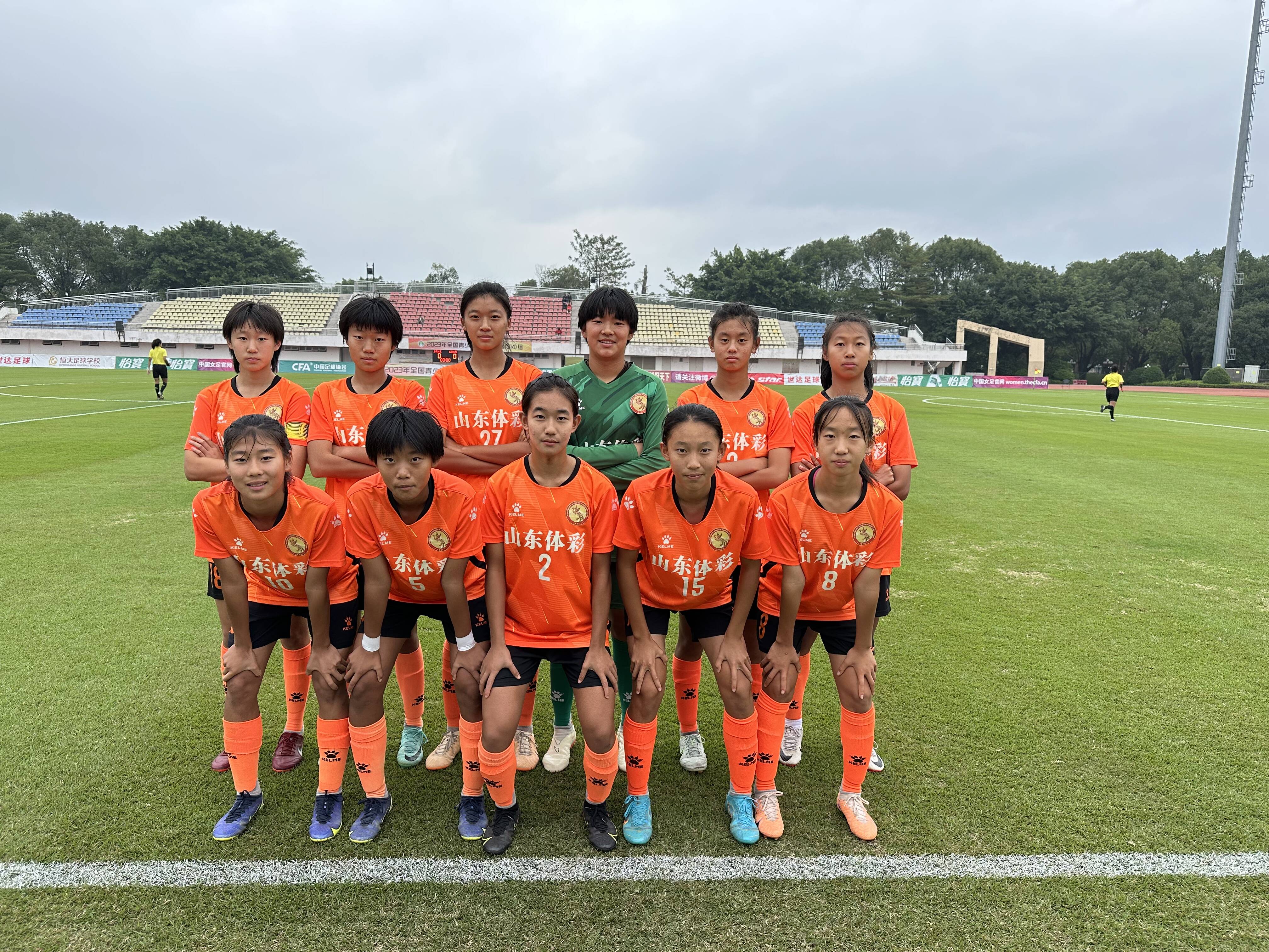 包含最新足球资料：女足比赛中的团队精神！的词条