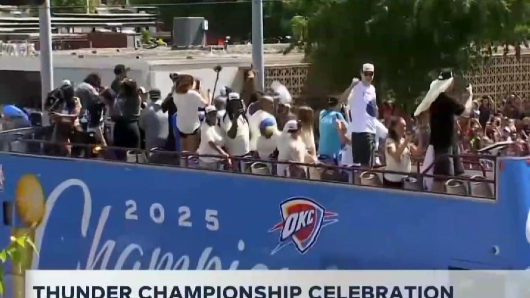 庆祝冠军产生，球迷狂欢现场的简单介绍