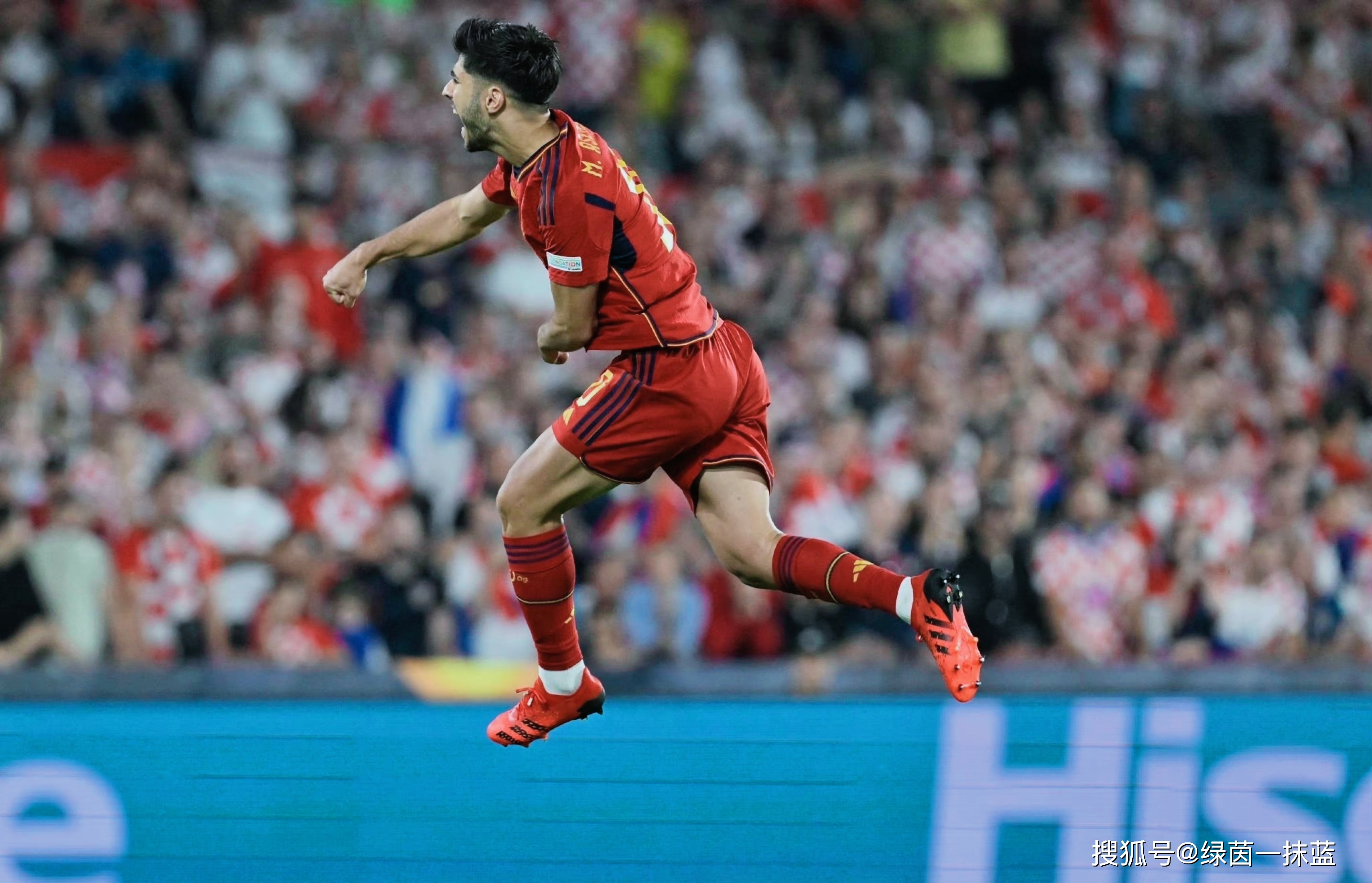 克罗地亚球员飞奔射门，实力突出取胜