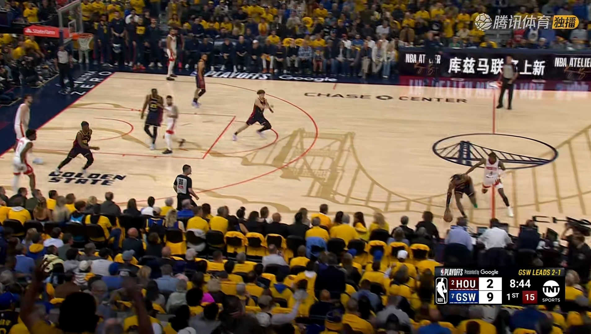 篮球场上激烈较量，球迷热情高涨势不可挡！的简单介绍