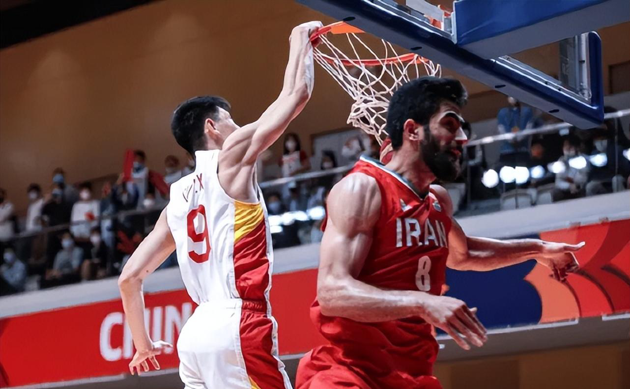 中国男篮翻盘篮网B队，萨姆·米切尔三分雨点燃全场的简单介绍