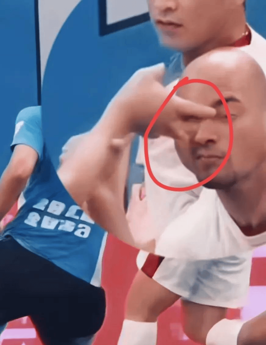 比赛中出现争议判罚，裁判决定遭到质疑