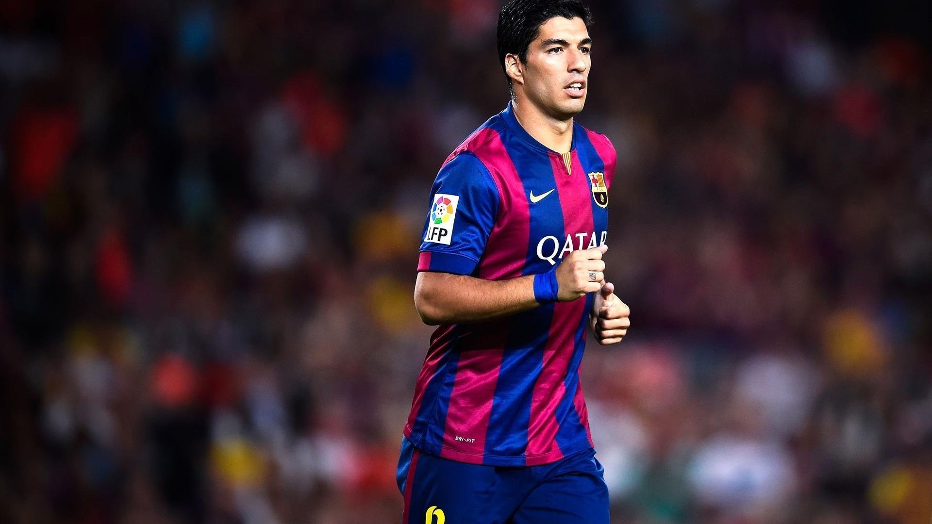 这要求我们构建一个平行宇宙般的背景，让篮球的逻辑在足球的场域里发生奇妙的化学反应